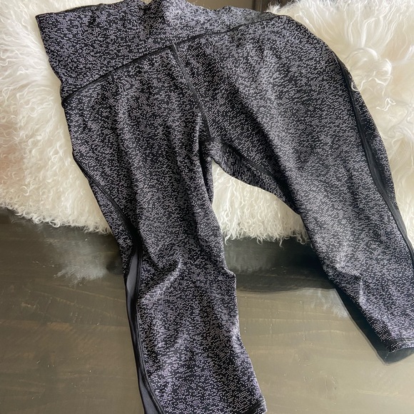 Lululemon cropped leggings. - Picture 3 of 3